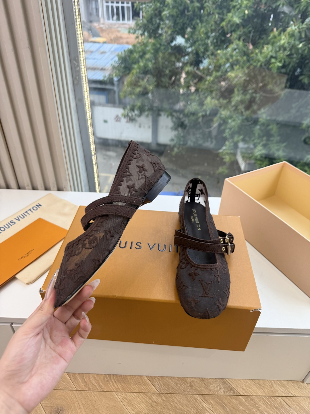 루이비통(LV) 무라카미 체리 메쉬 샌들 신발