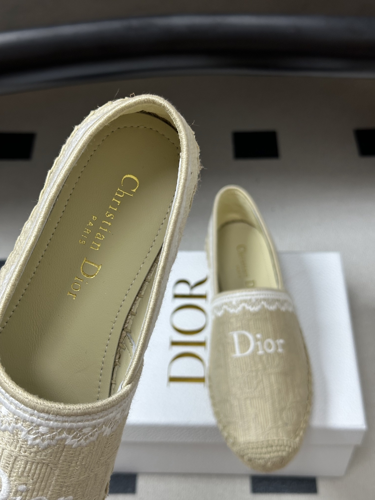 디올(DIOR) 오블리크 자수 에스파드류 슬립온 신발