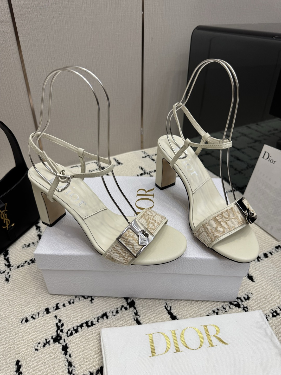 디올(DIOR) 로고 버클 데님 레더 샌들 신발