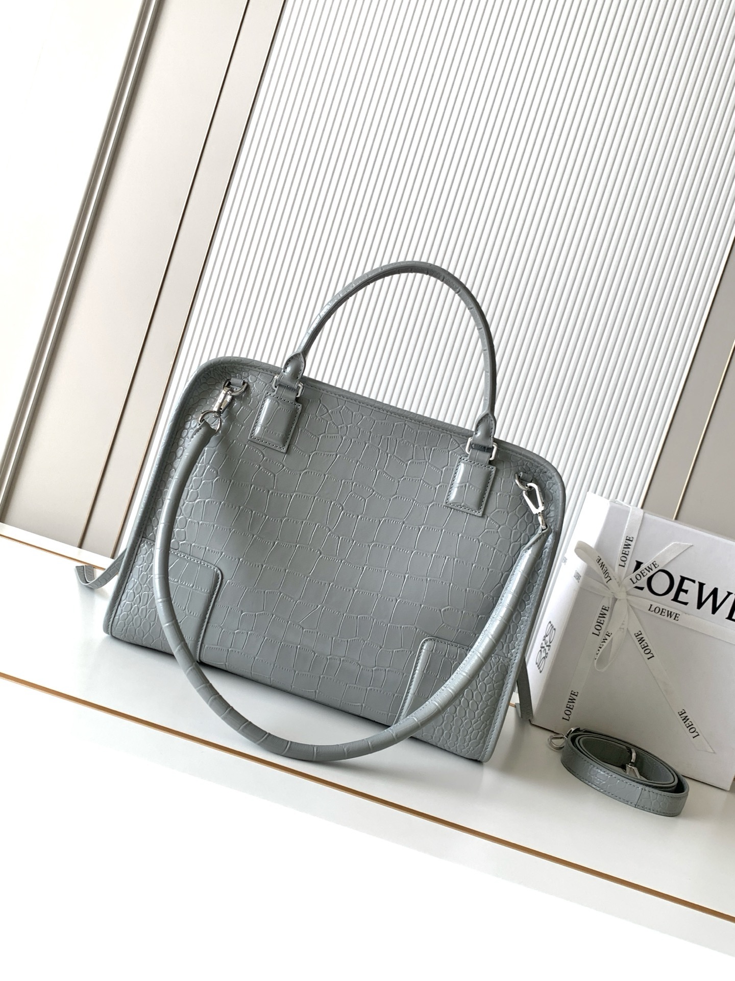 Loewe 로에베 아마조나(Amazona) 180 라지 핸드백 (그레이/크로커다일 패턴) 가방