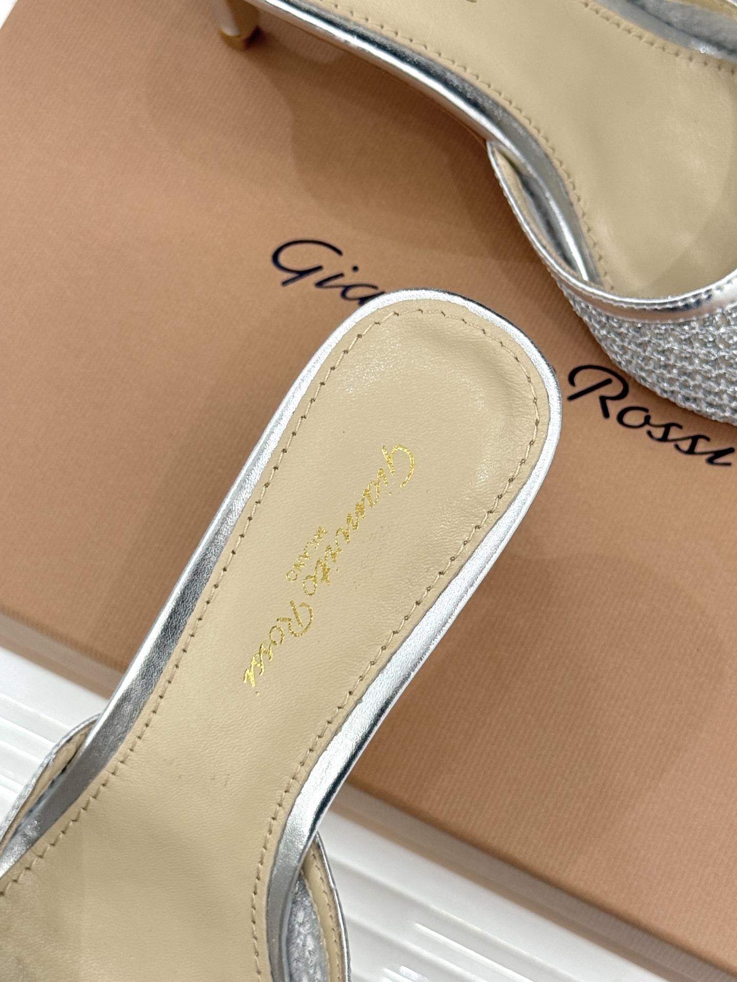 잔비토 로시(Gianvito Rossi) 미니멀 포인티드 힐 슬리퍼 신발