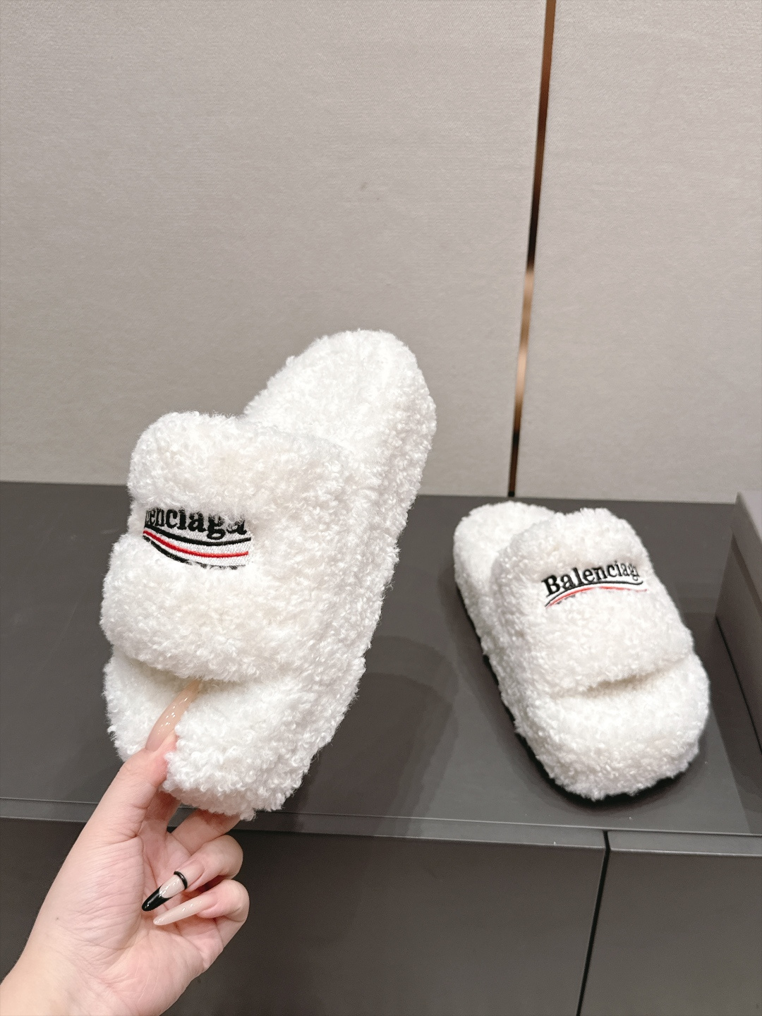 발렌시아가(BALENCIAGA) 퍼 플랫폼 슬리퍼 신발