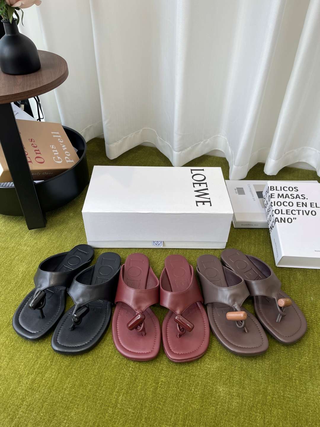 로에베(LOEWE) 토글 장식 토포스트 쪼리 스리퍼 신발