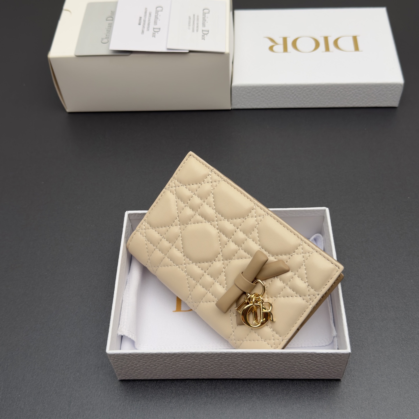 [Dior] 디올 Lady 레이디 까나쥬 램스킨 패스포트 홀더 지갑 / S2626