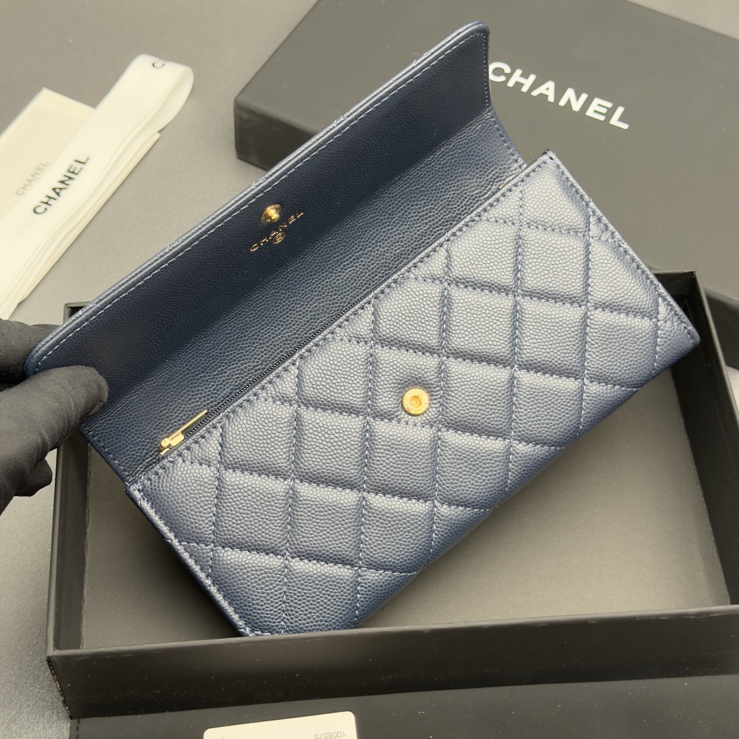 [Chanel] 샤넬 26SS 캐비어 멀티 젬스톤 플랩 장지갑