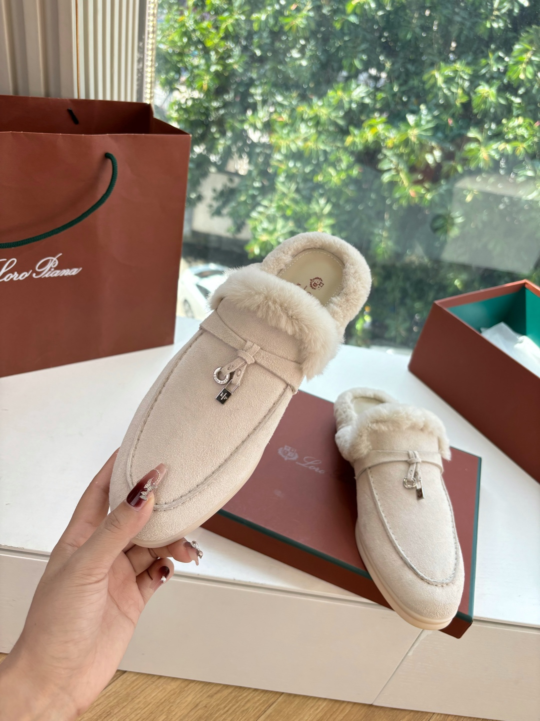 로로피아나(Loro Piana) 커플 퍼 트리밍 스웨이드 뮬 슬리퍼 신발