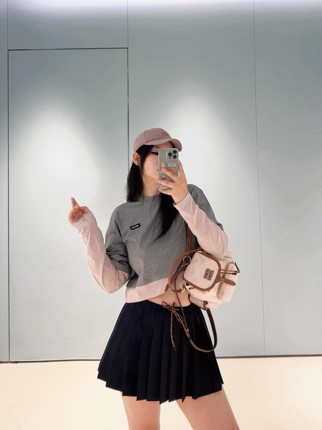 미우미우(MIU MIU) 배색 레이어드 페이크 투피스 크롭 티셔츠 상의 의류