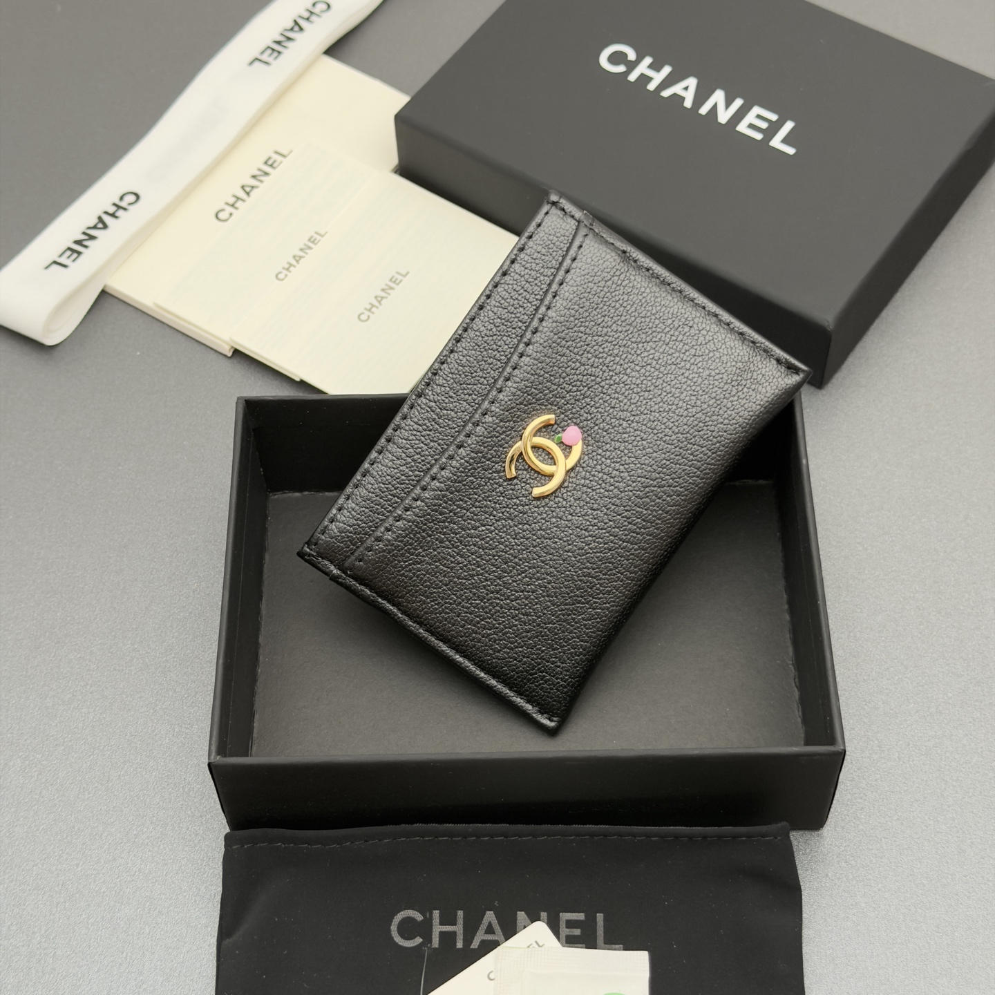 [Chanel] 샤넬 메탈 로고 레더 카드 지갑