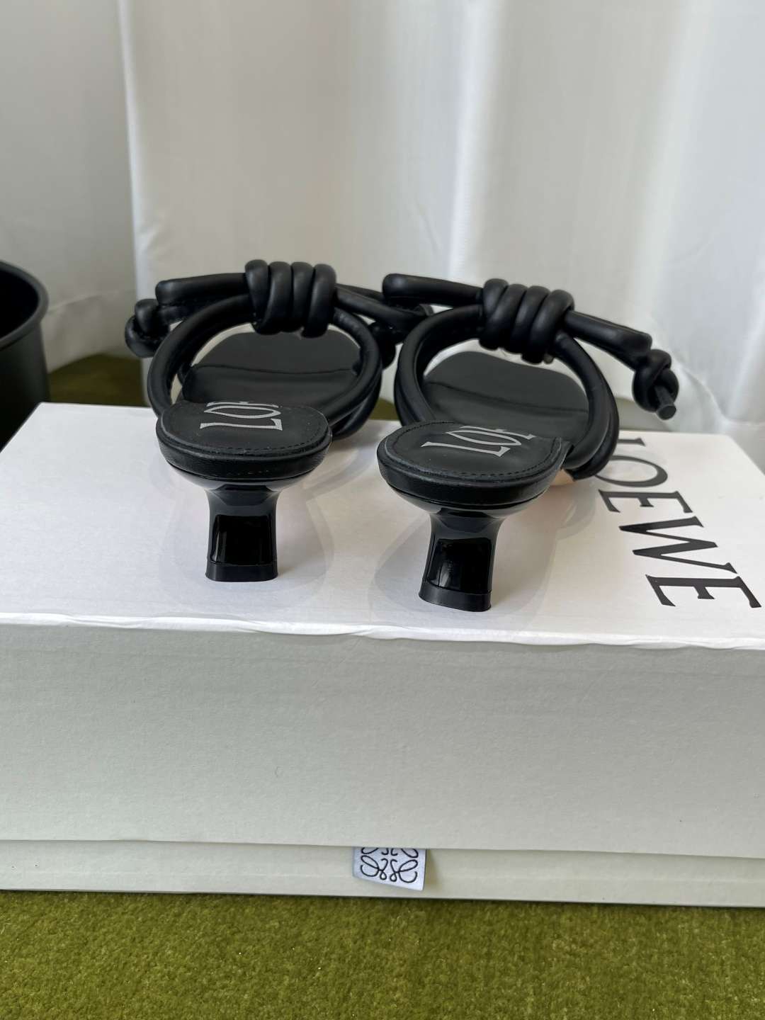 로에베(LOEWE) 리본 매듭 스트랩 미들힐 신발