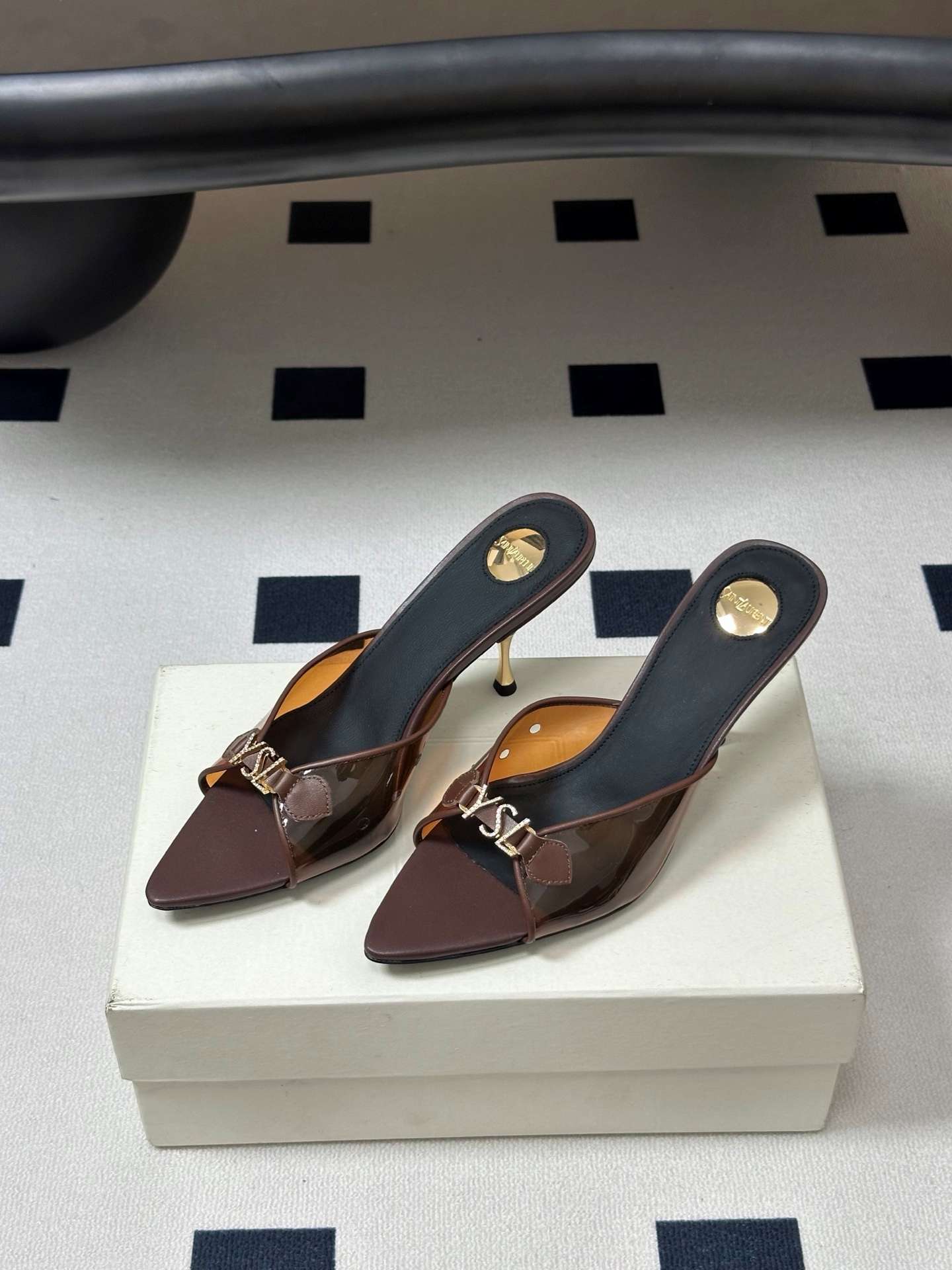 생로랑(SAINT LAURENT) 라인스톤 포인티드토 힐 신발