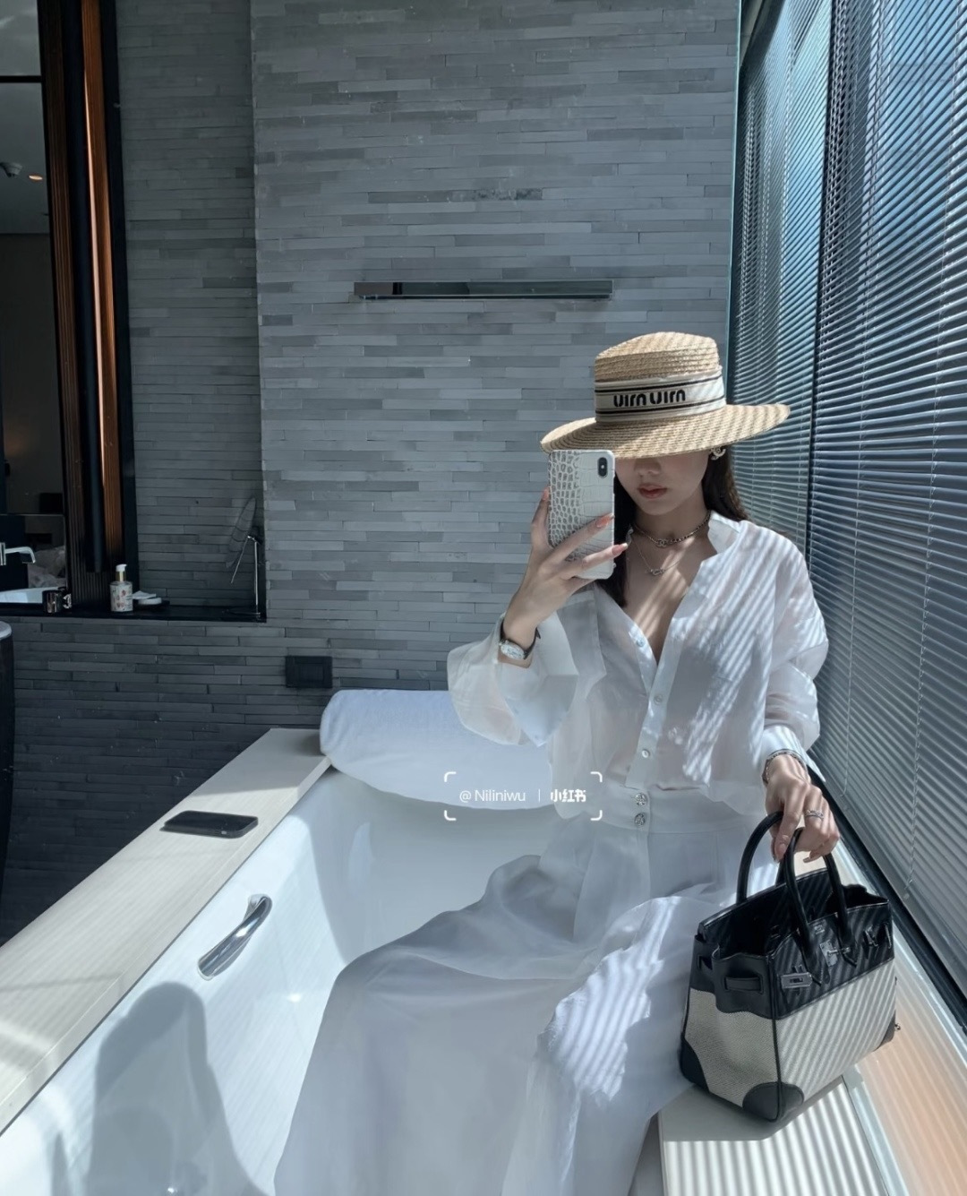 미우미우(MIU MIU) 라피아 플랫햇 모자