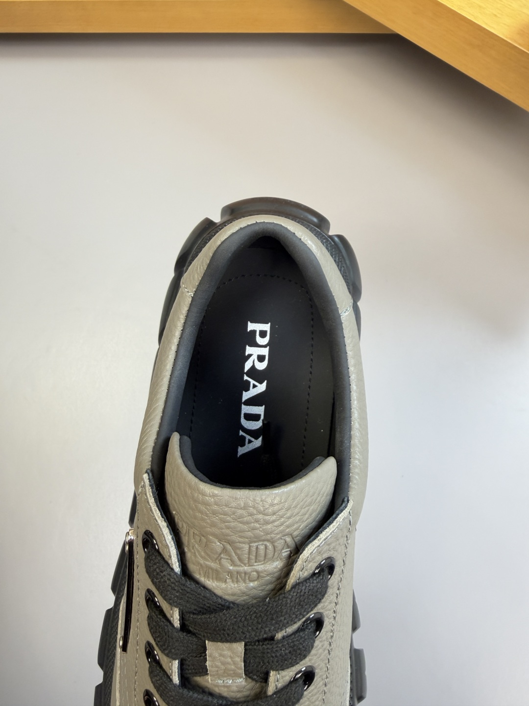 PRADA 프라다 리치 소가죽 로고 스니커즈 신발