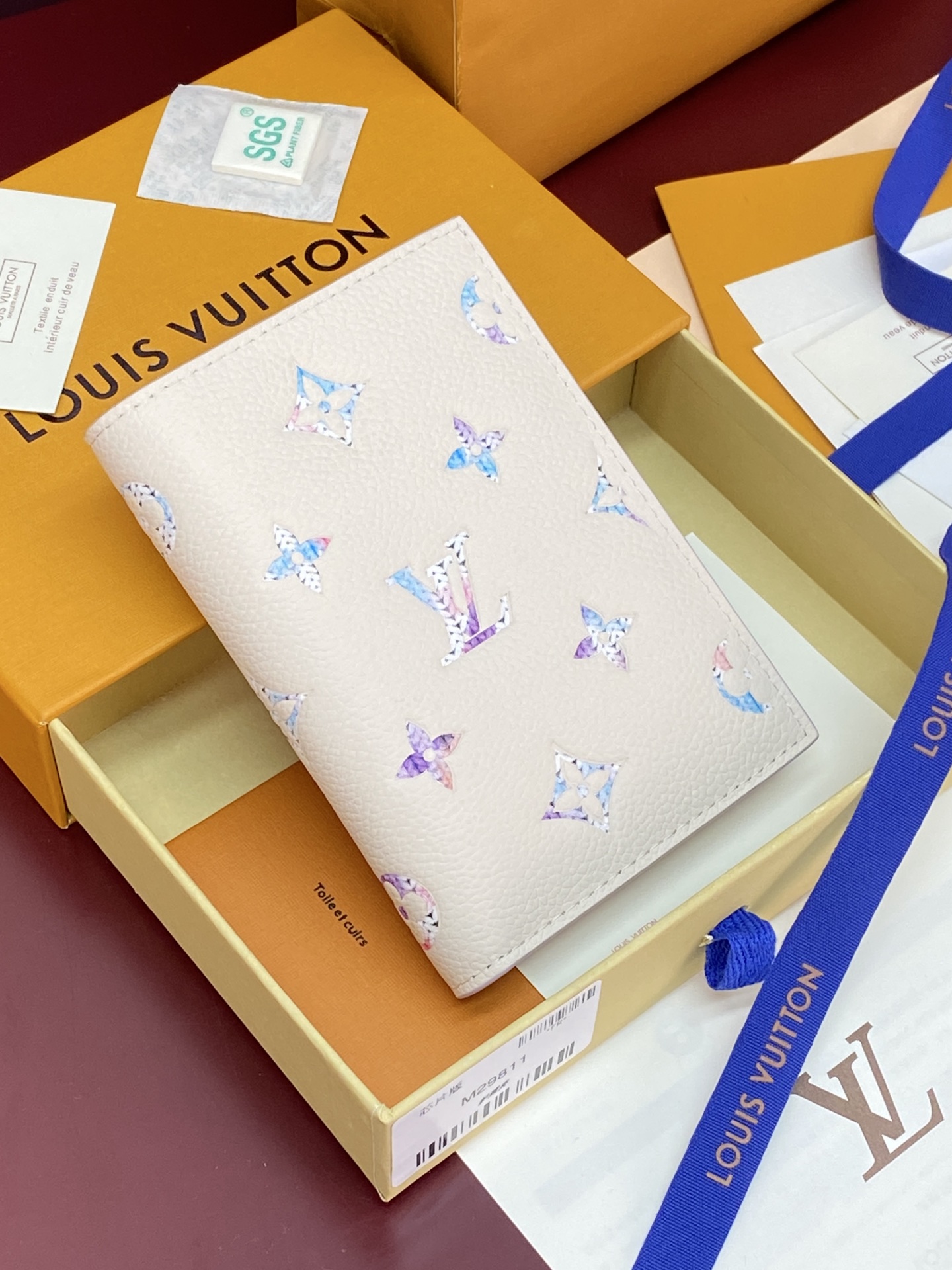 [Louis Vuitton] LV 루이비통 엠프레인 마카롱 그라데이션 패스포트 홀더 지갑 M29811