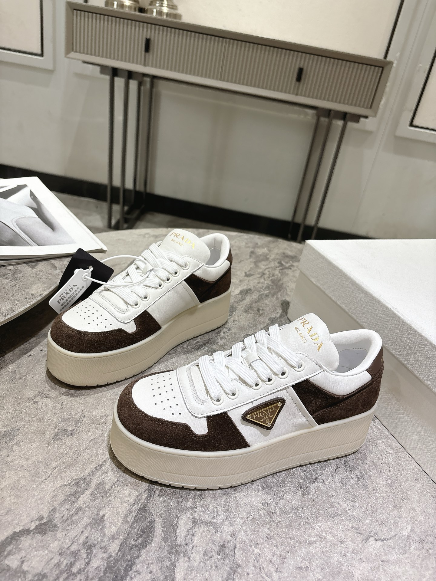 프라다(PRADA) 삼각 로고 플랫폼 스니커즈 신발
