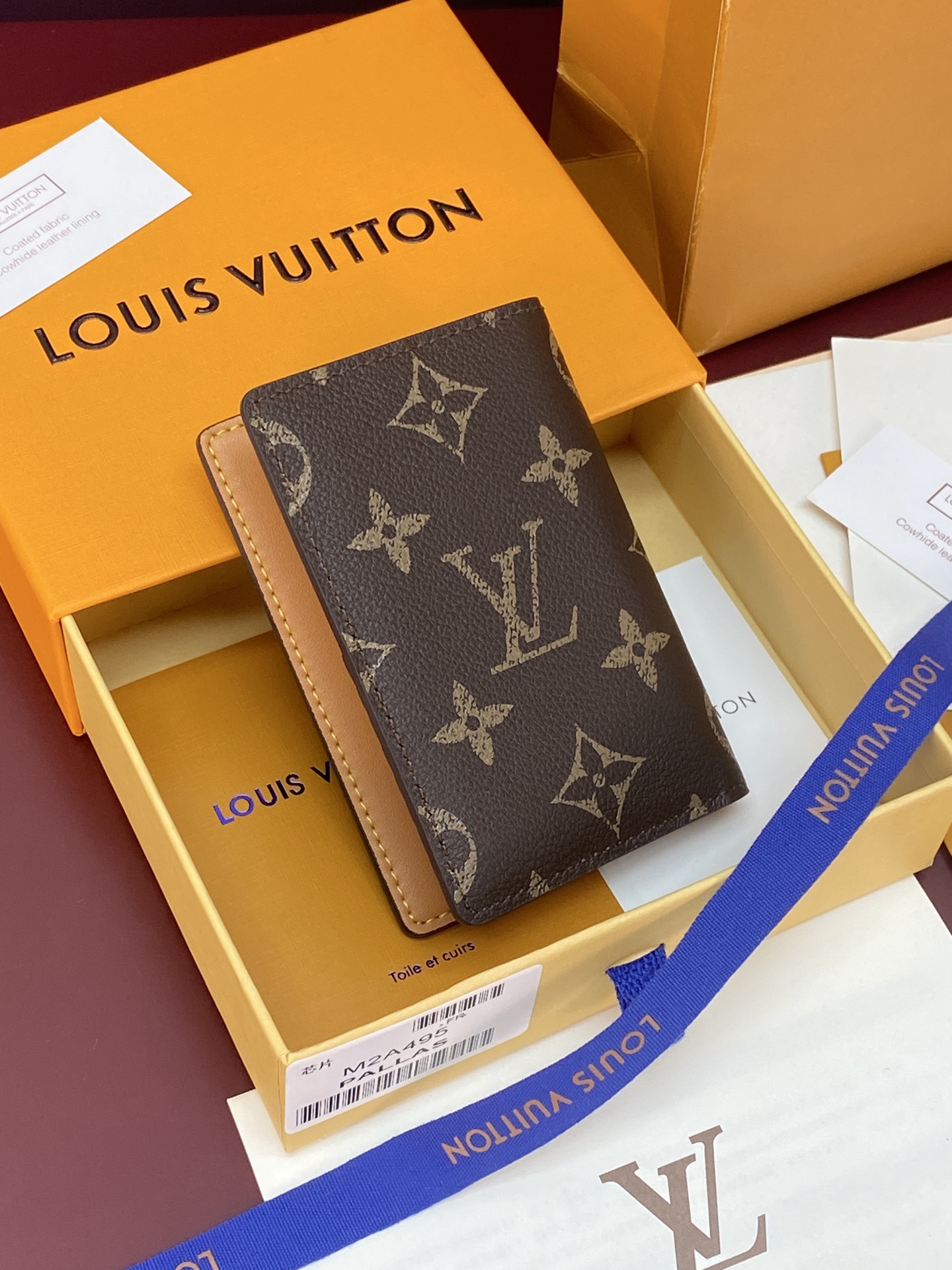 [Louis Vuitton] LV Packaging 루이비통 쇼퍼백 모티브 포켓 월렛 모노그램 (칩 내장형) 지갑 M2A495