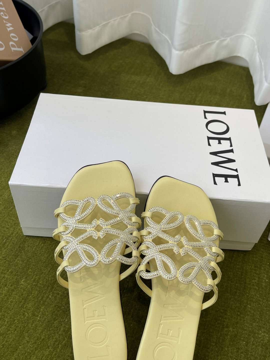로에베(LOEWE) 라인스톤 스퀘어토 플랫 슬리퍼 신발