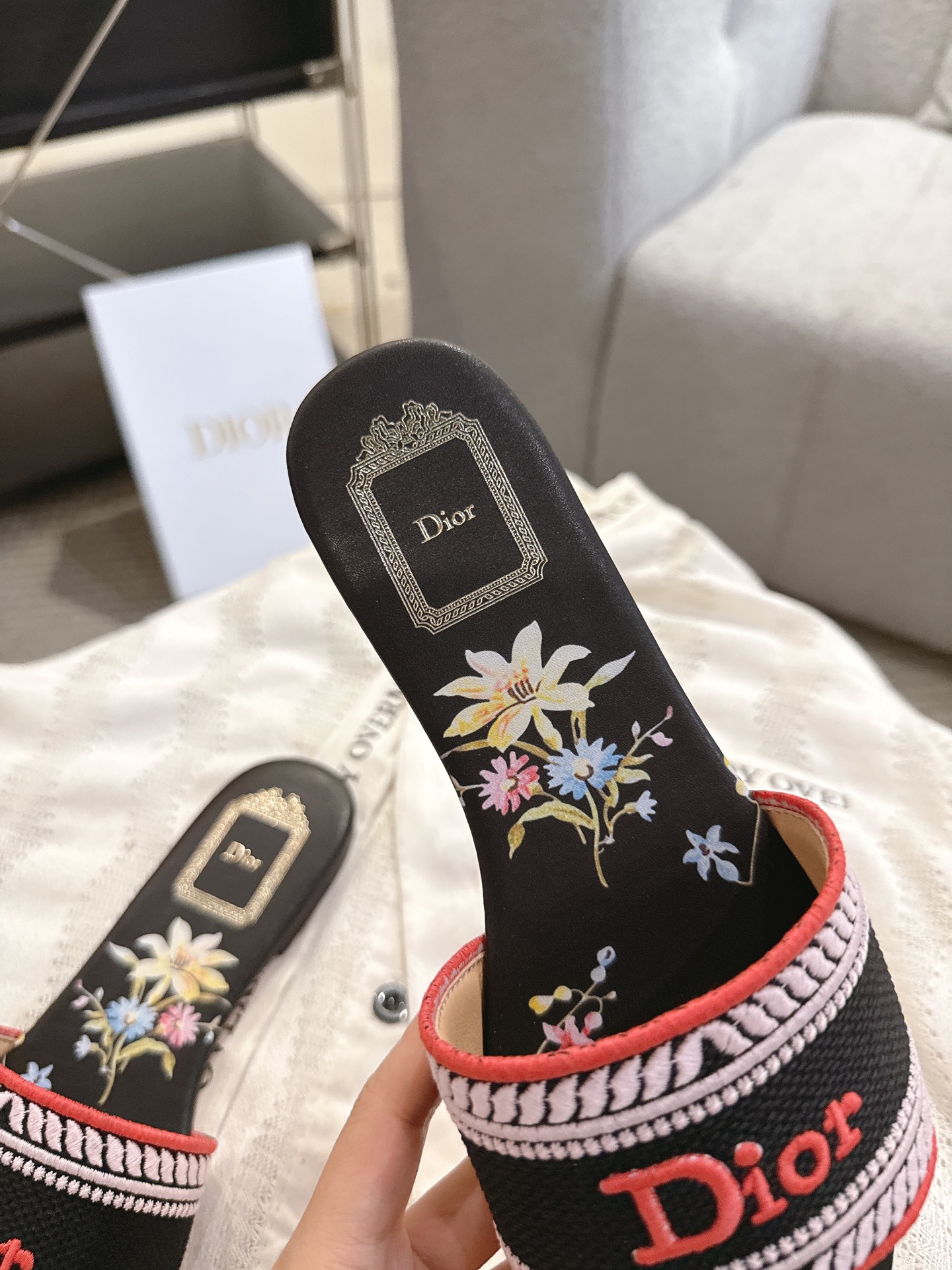 디올(DIOR) 플라워 자수 로고 슬라이드 슬리퍼