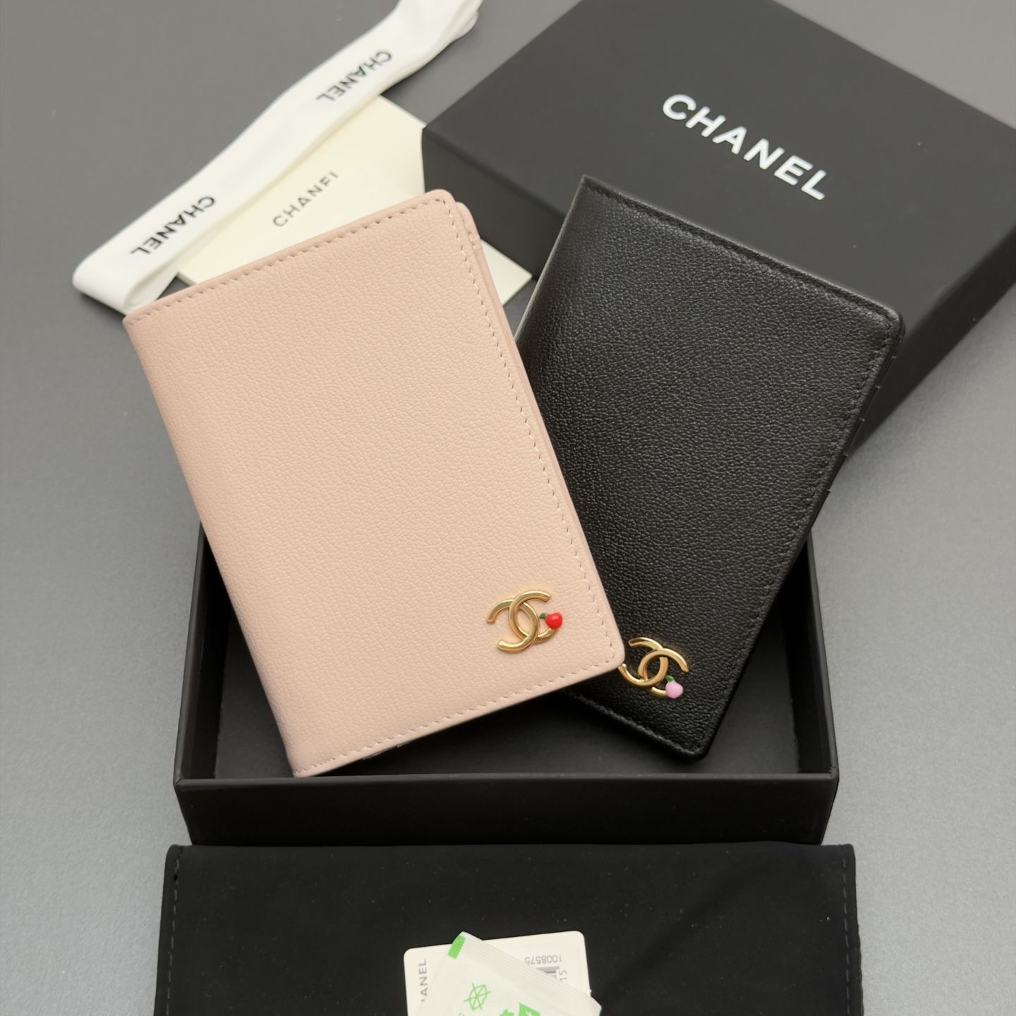 [Chanel] 샤넬 메탈 로고 지퍼 여권/멀티 지갑
