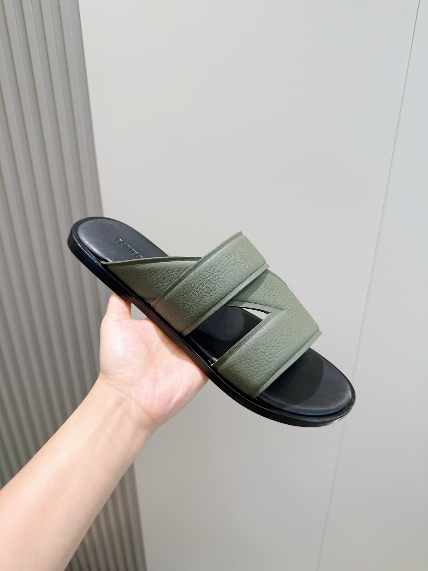 [Bottega Veneta] BV 보테가 베네타 웨이브 인트레치아토 레더 뮬 / 슬라이드 슬리퍼 신발