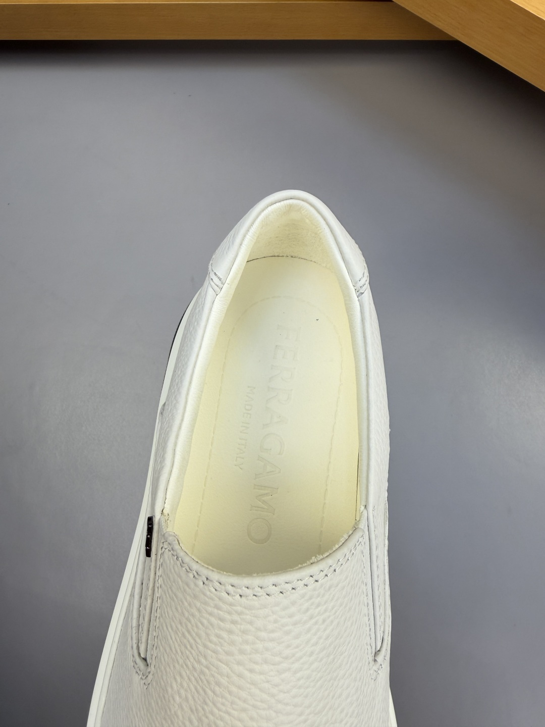[Salvatore Ferragamo] 페라가모 프리미엄 슈링크 레더 미니멀 슬립온 스니커즈 신발