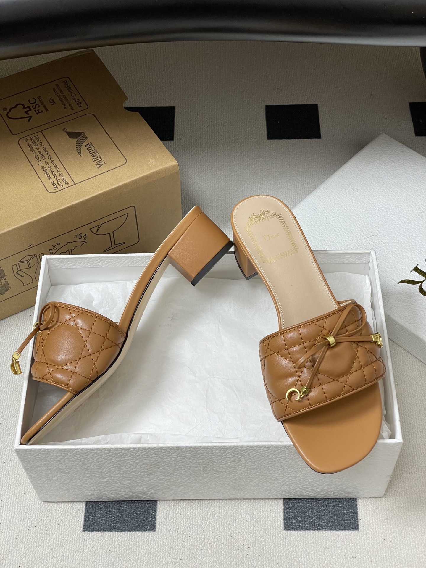 디올(DIOR) 퀼팅 리본 미들굽 슬리퍼 신발