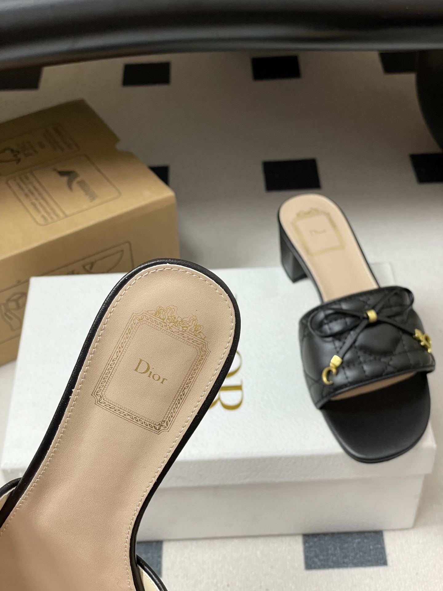 디올(DIOR) 퀼팅 리본 미들굽 슬리퍼 신발