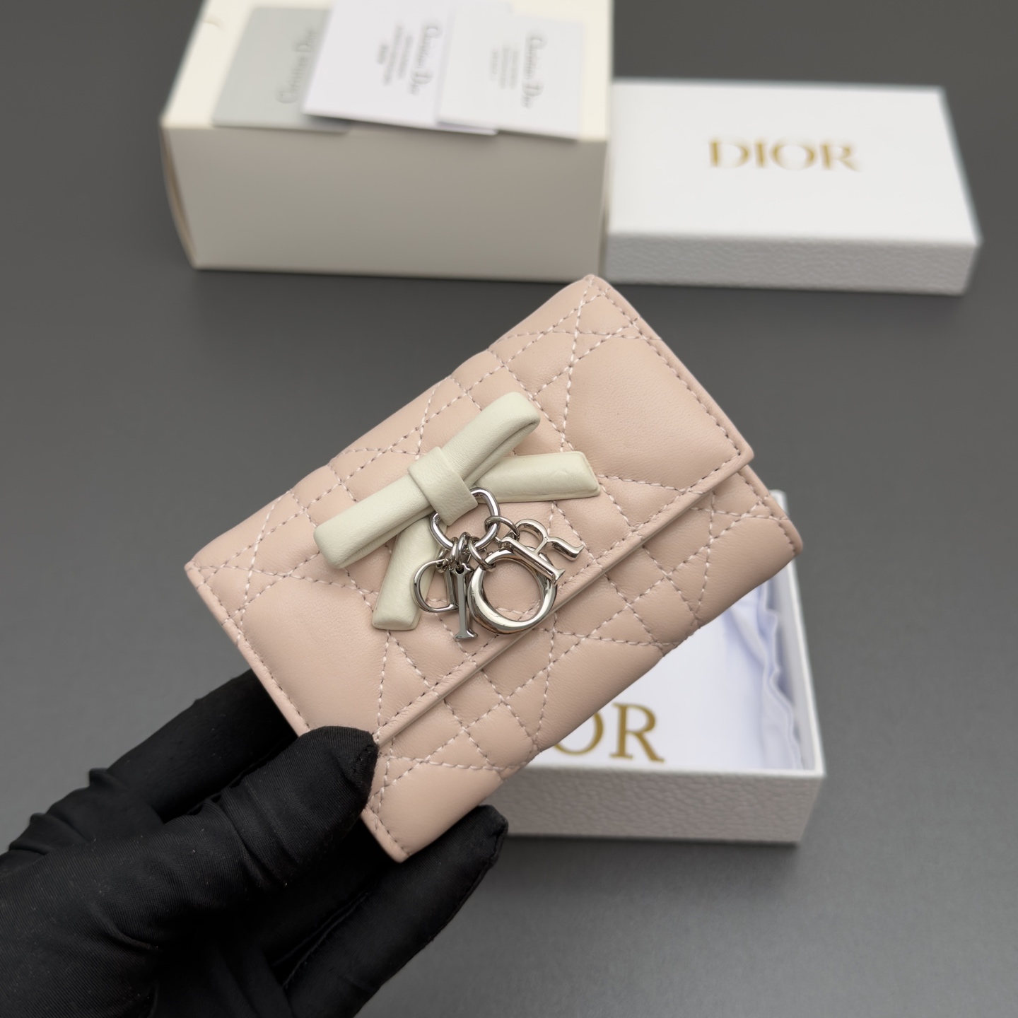 [Dior] 디올 Lady Freesia 레이디 프리지아 까나쥬 램스킨 지퍼 미니 지갑 / S2607