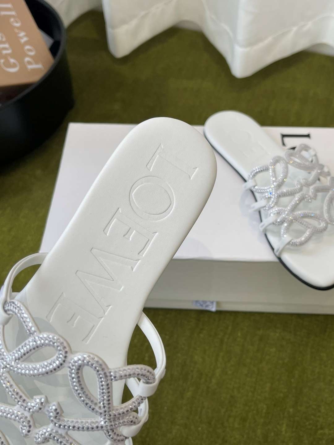 로에베(LOEWE) 라인스톤 스퀘어토 플랫 슬리퍼 신발