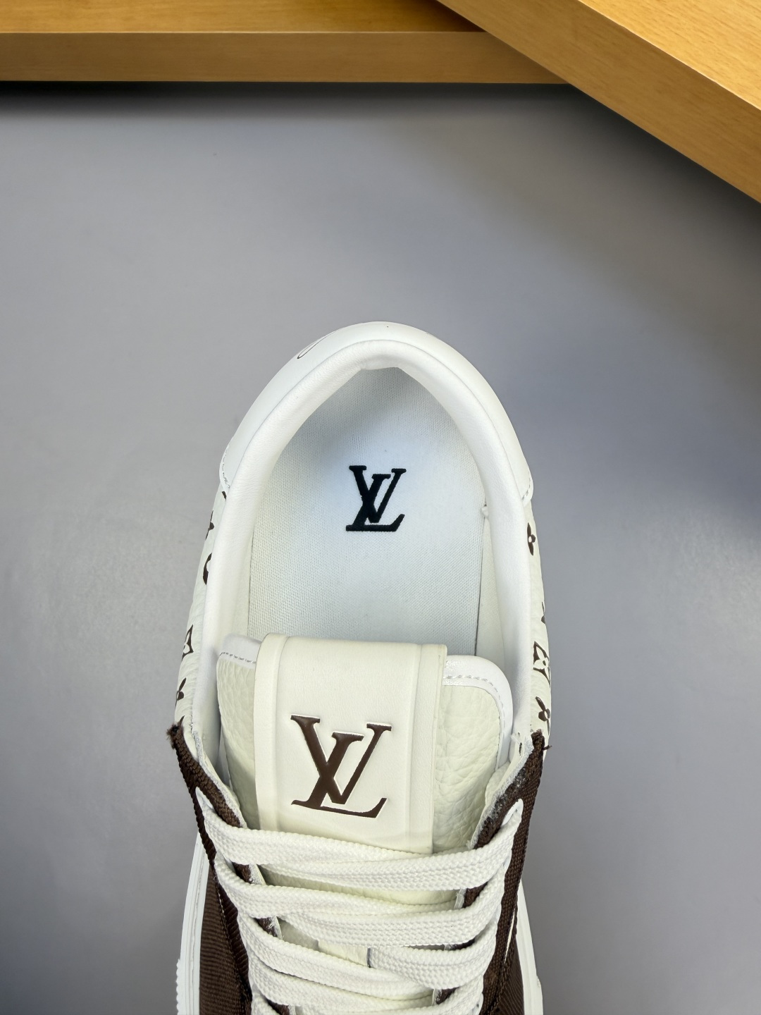 [Louis Vuitton] LV 루이비통 프리미엄 슈링크 레더 & 컬러 프린트 모노그램 스니커즈 신발