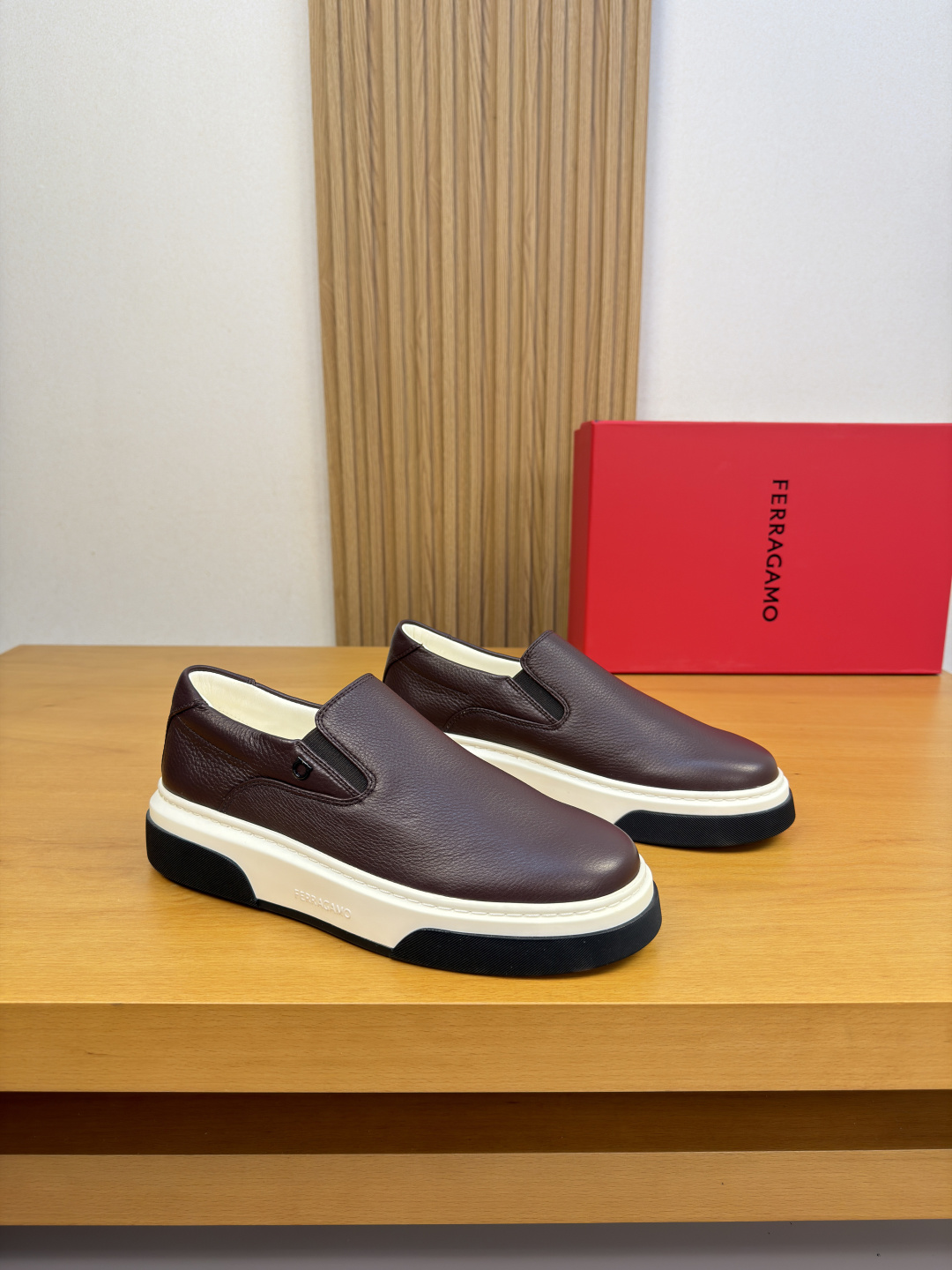 [Salvatore Ferragamo] 페라가모 프리미엄 슈링크 레더 미니멀 슬립온 스니커즈 신발