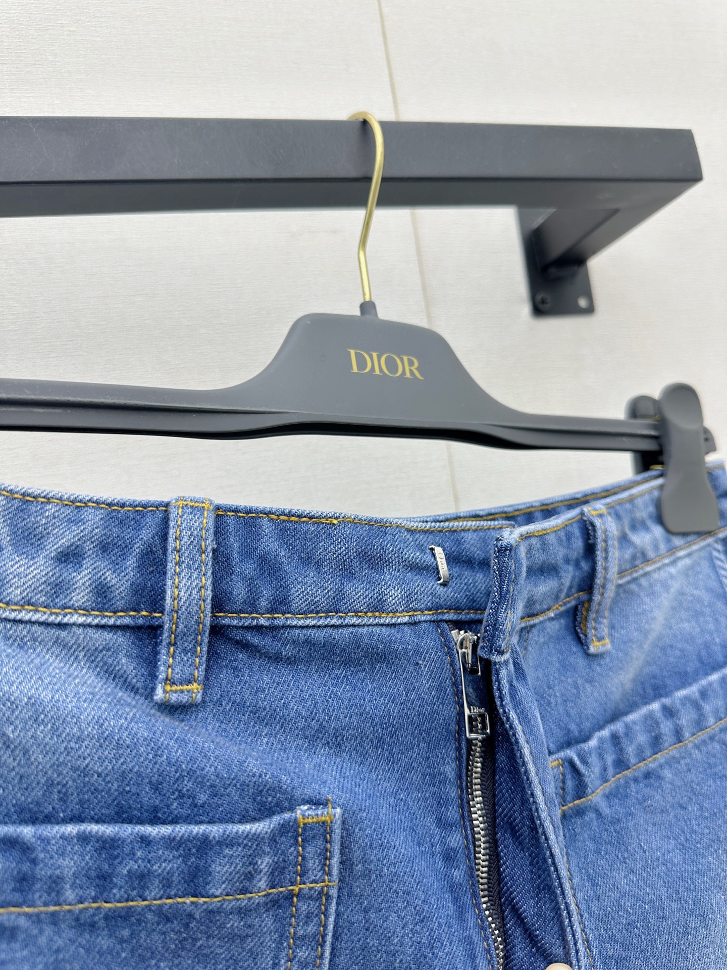 디올(DIOR) 워싱 로고 자수 데님 반바지 하의 의류