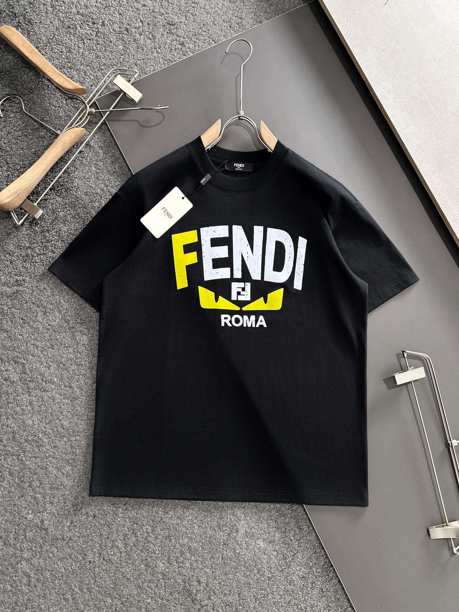 펜디(FENDI) 로고 그래픽 프린트 반팔 티셔츠 상의 의류