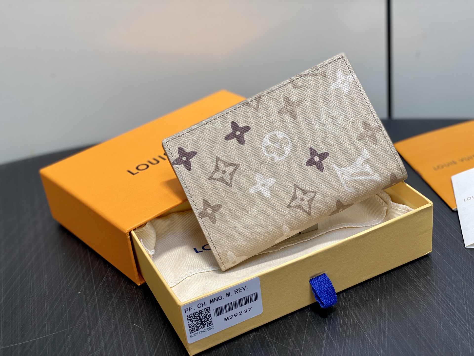 [Louis Vuitton] LV 루이비통 모노그램 서플러스 패스포트 커버 (에이프리콧 그레이) 여권 지갑