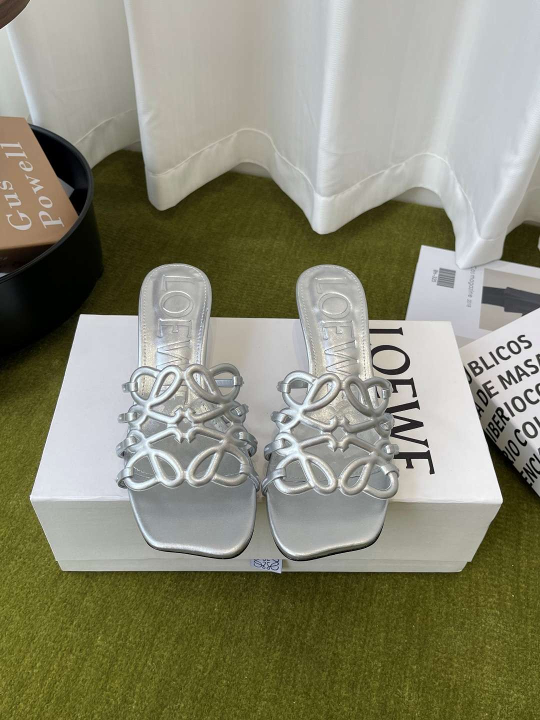 로에베(LOEWE) 아나그램 스트랩 스퀘어토 키튼힐 신발
