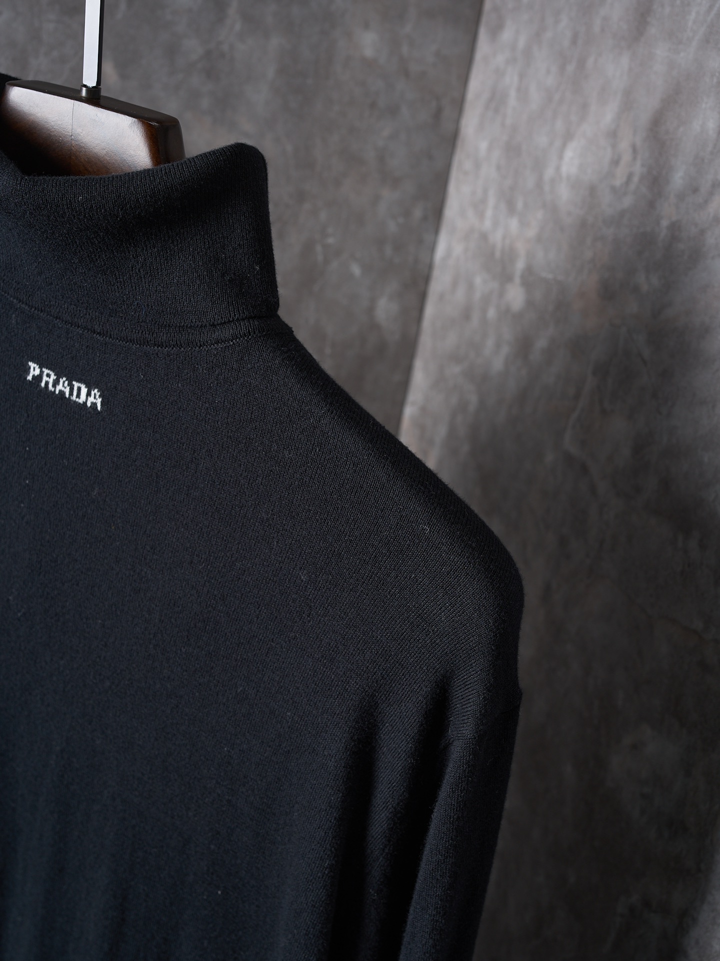 프라다(PRADA) 로고 자카드 터틀넥 울 니트 상의 의류