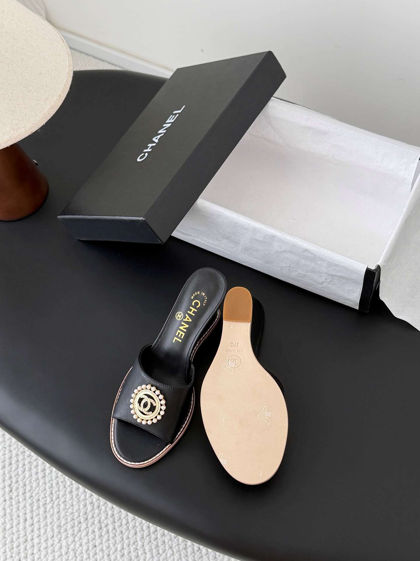 샤넬(CHANEL) 진주 메달 웨지 뮬 샌들 신발
