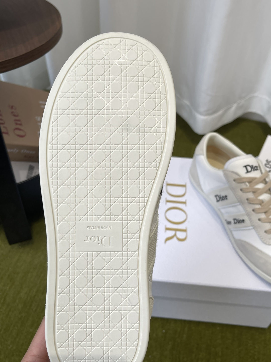 디올(DIOR) 리본 레터링 스웨이드 독일군 스니커즈 신발