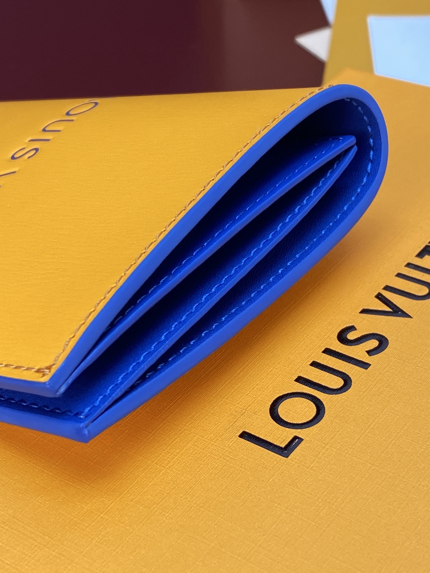 [Louis Vuitton] LV 루이비통 쇼퍼백 모티브 Packaging 패스포트 홀더 지갑 M2A444