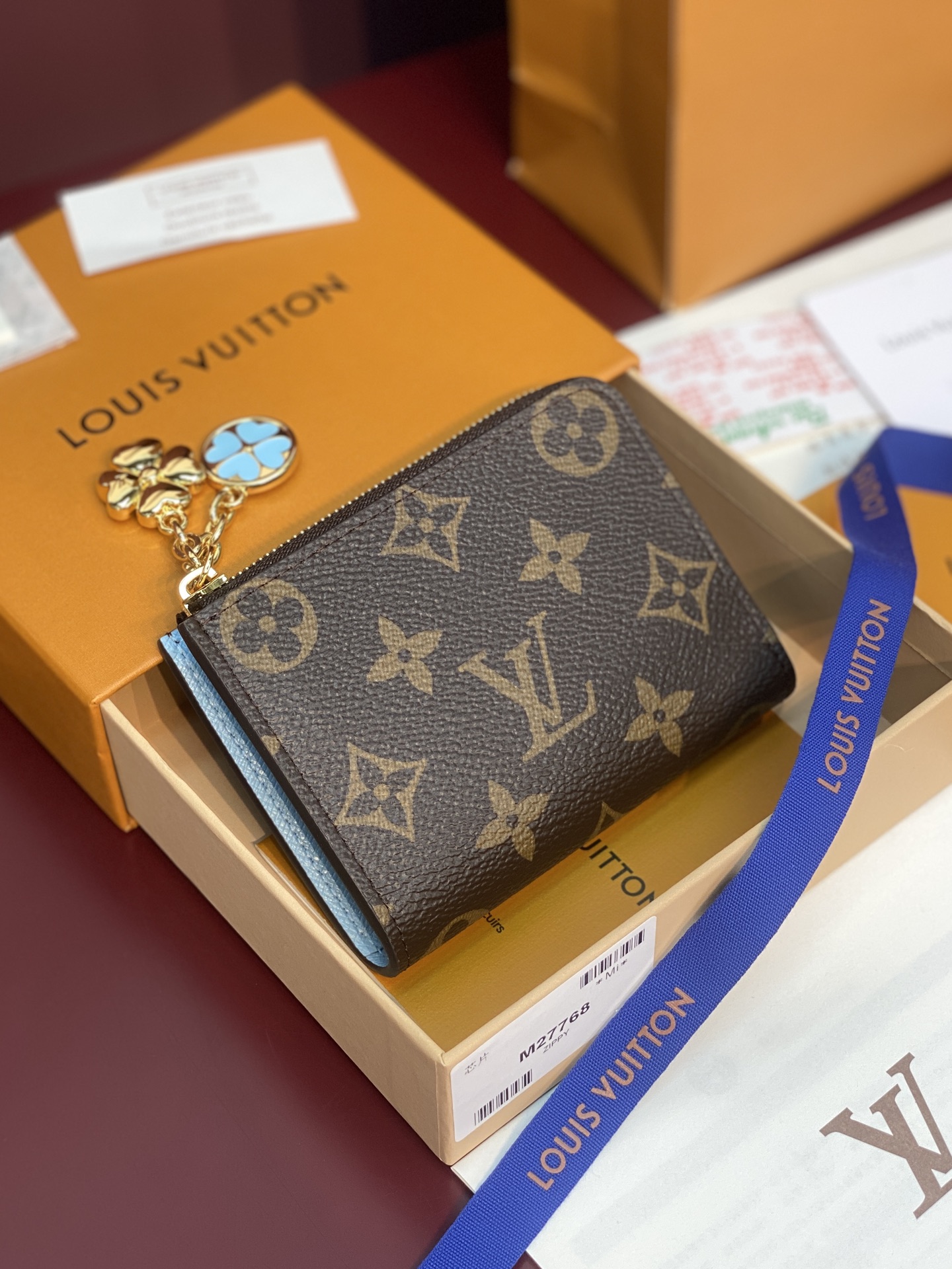 [Louis Vuitton] LV 루이비통 모노그램 노아 지퍼 코인 퍼스 (스카이 블루) 지갑