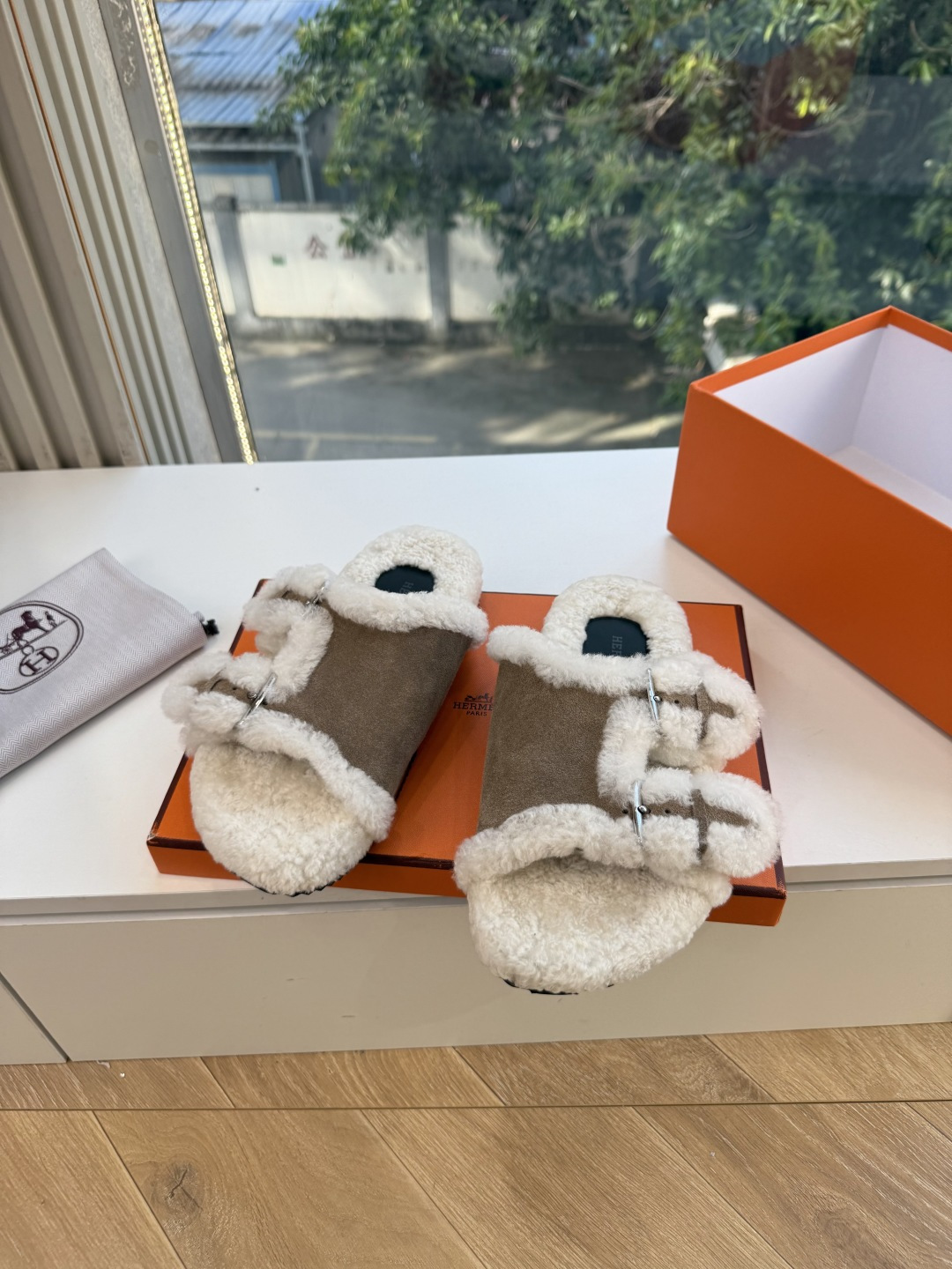 에르메스(HERMES) 시어링 퍼 뮬 슬리퍼 신발