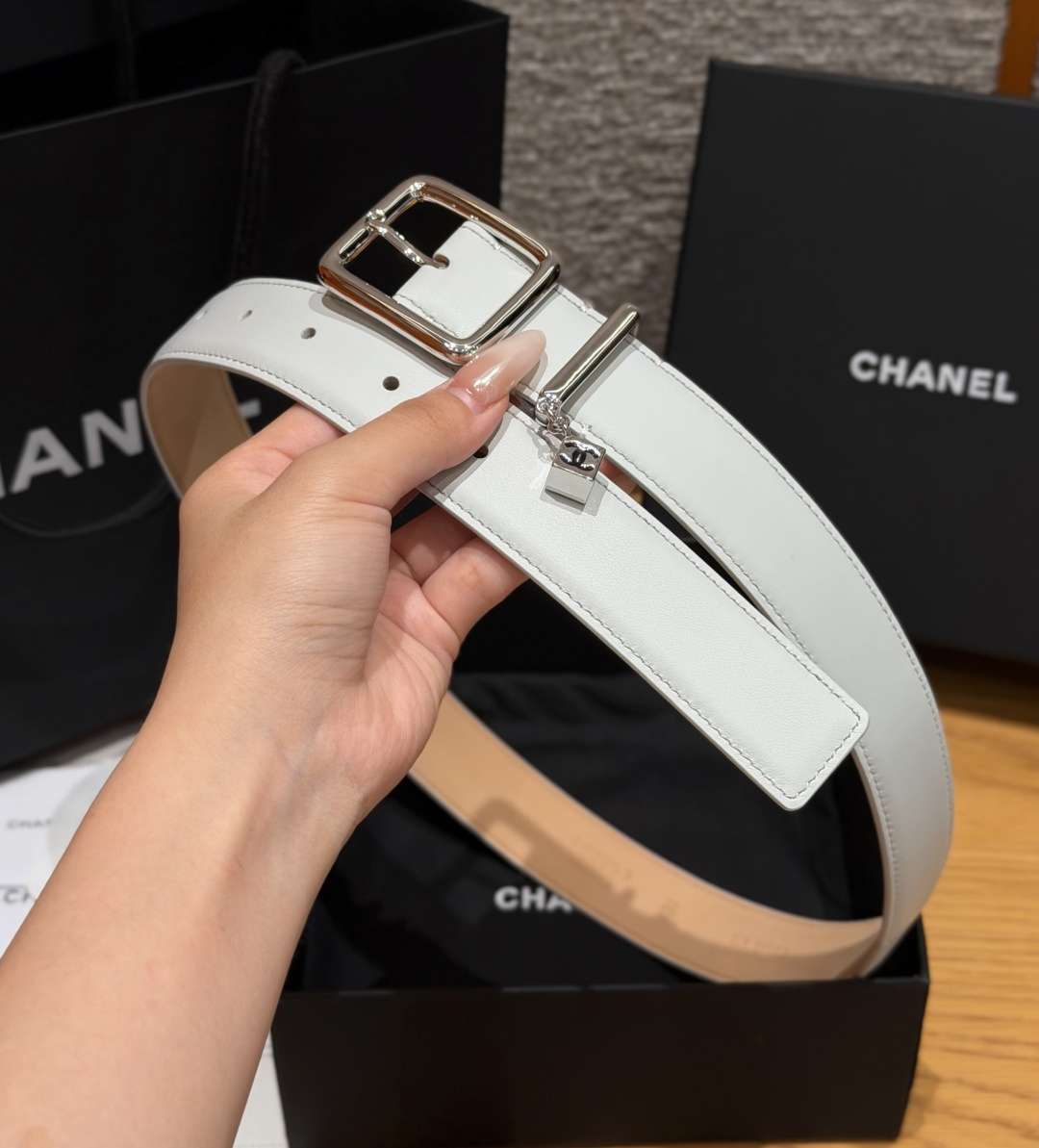 샤넬(CHANEL) 카프스킨 글로시 핀 실버 버클 벨트