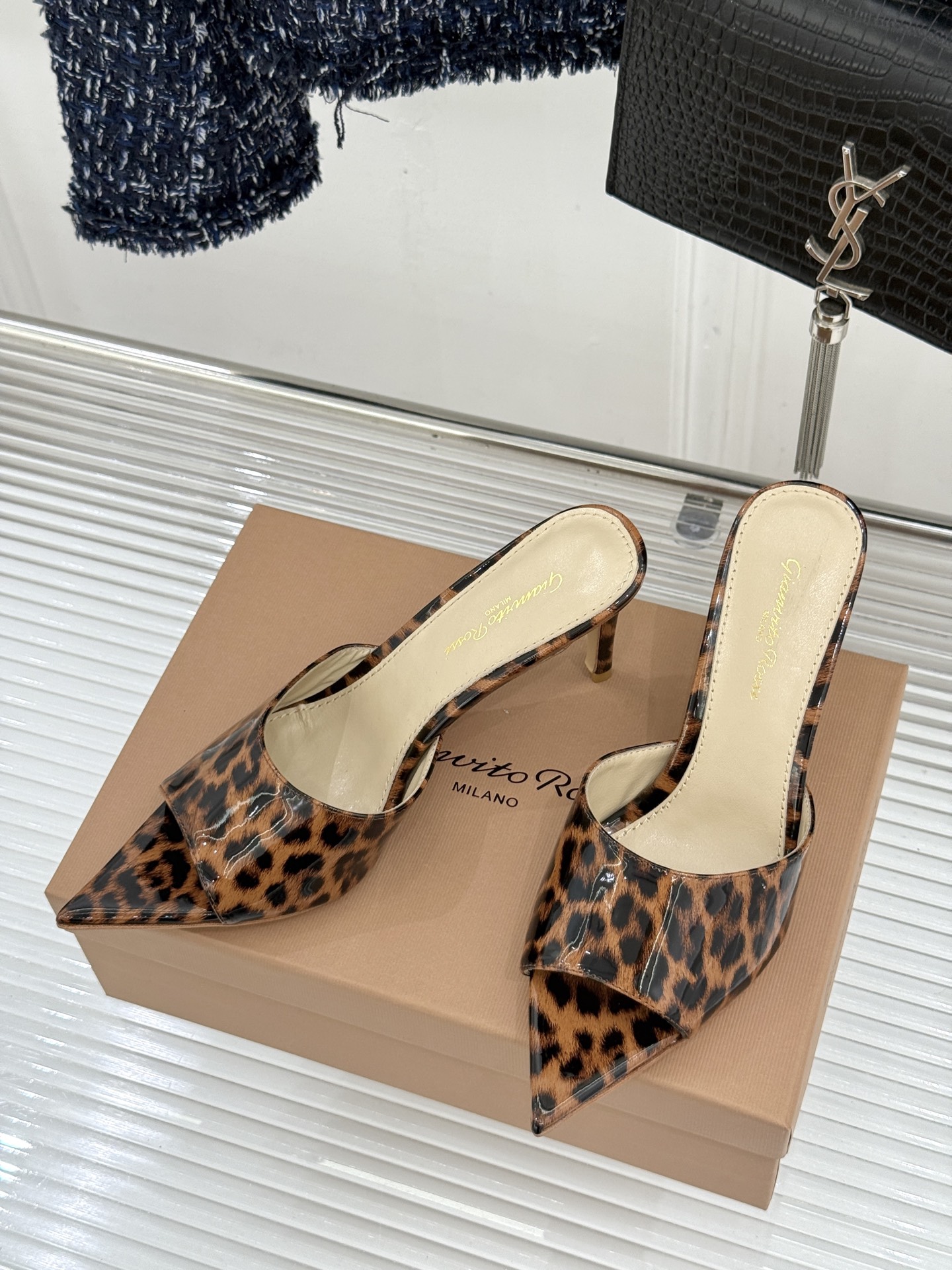 지안비토 로시(Gianvito Rossi) 슬림 포인티드 힐 슬리퍼 신발