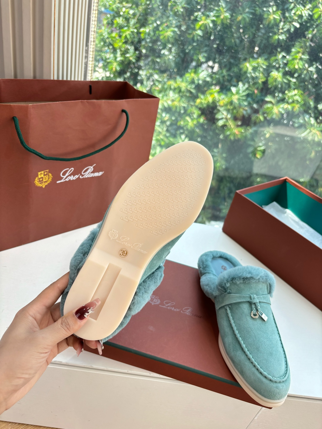 로로피아나(Loro Piana) 커플 퍼 트리밍 스웨이드 뮬 슬리퍼 신발