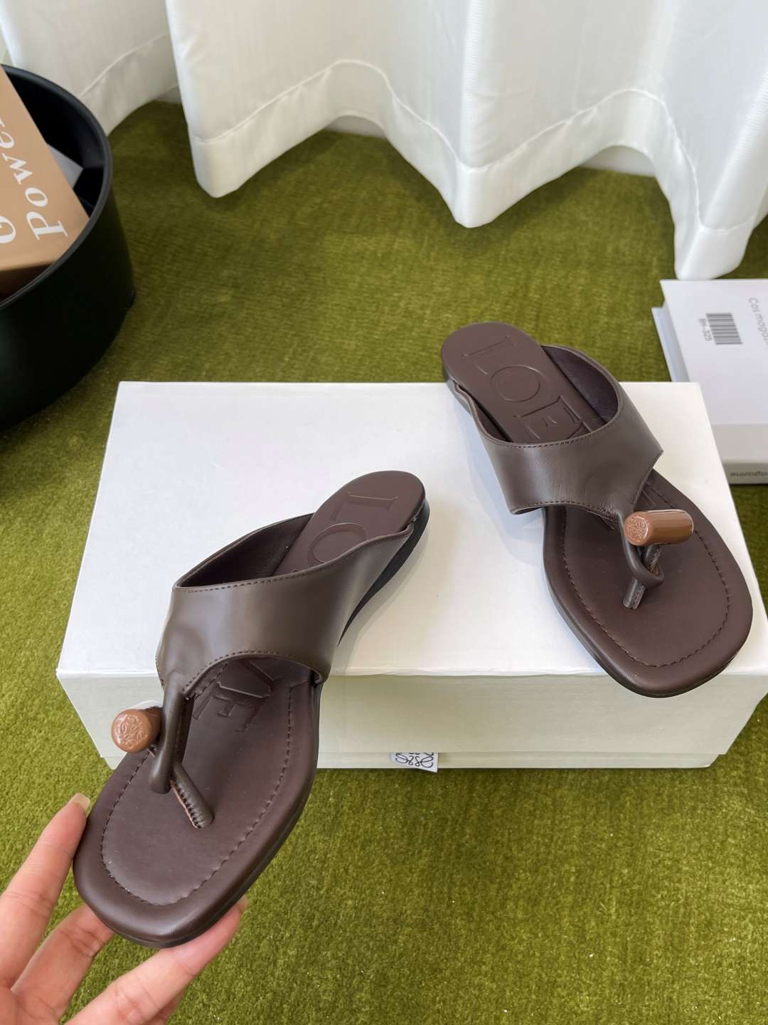 로에베(LOEWE) 토글 장식 토포스트 쪼리 스리퍼 신발