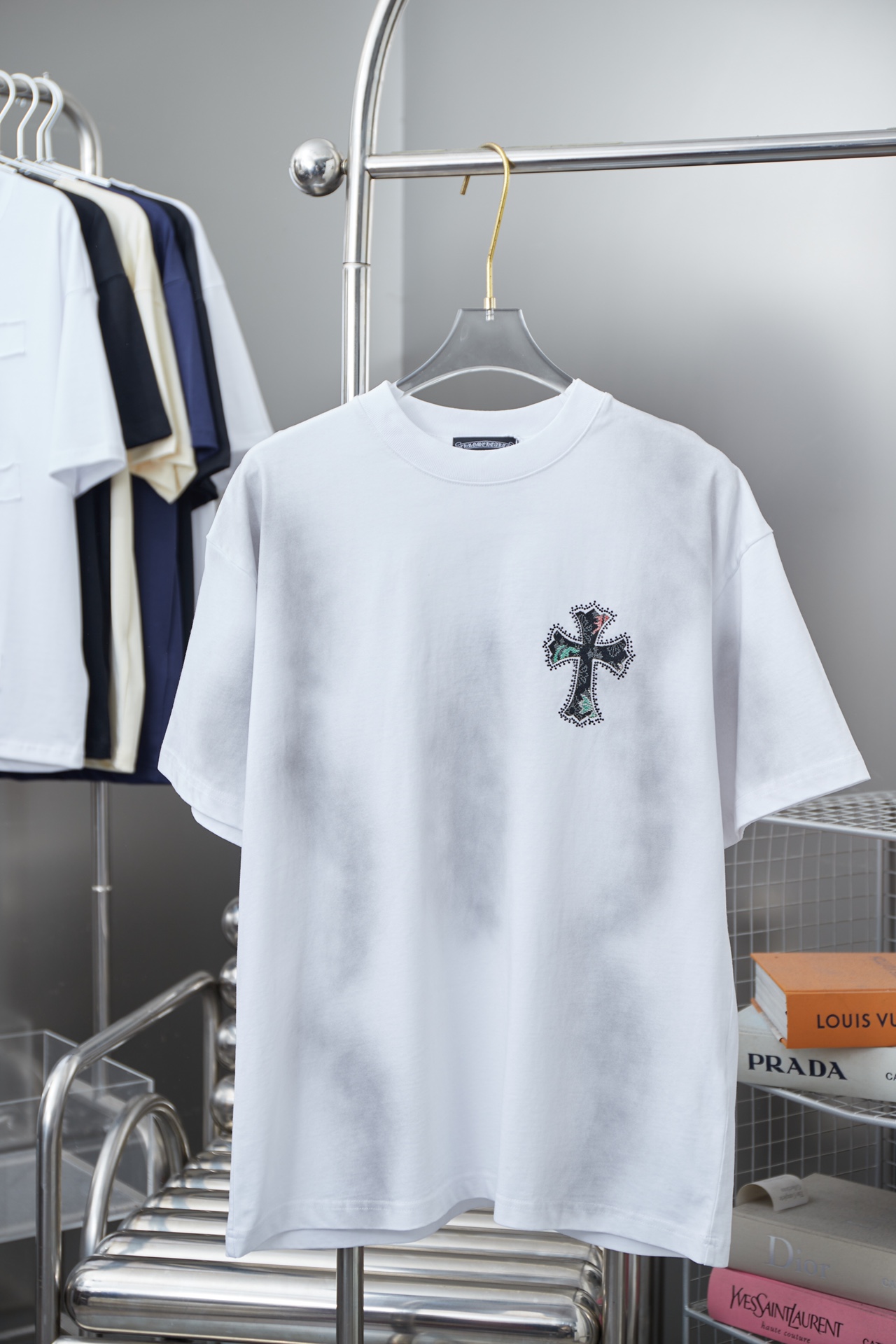 크롬하츠(Chrome Hearts) 크로스 자수 핫픽스 반팔 티셔츠 상의 의류