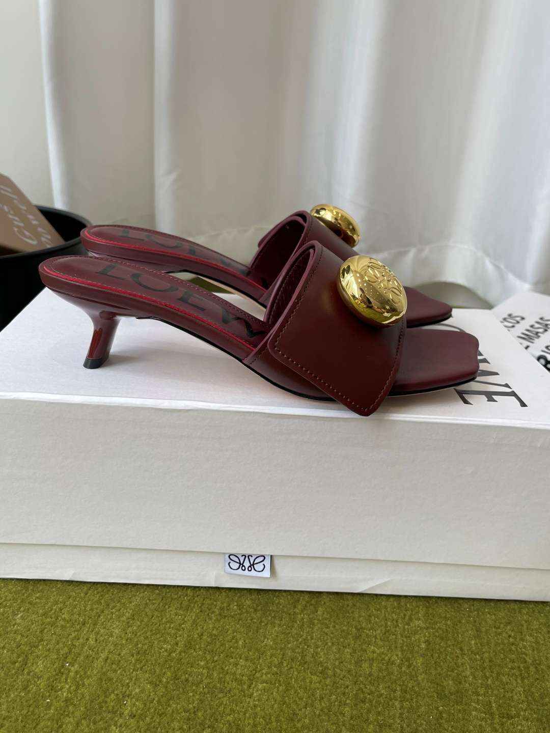 로에베(LOEWE) 메달 스퀘어토 키튼힐 뮬 샌들 신발
