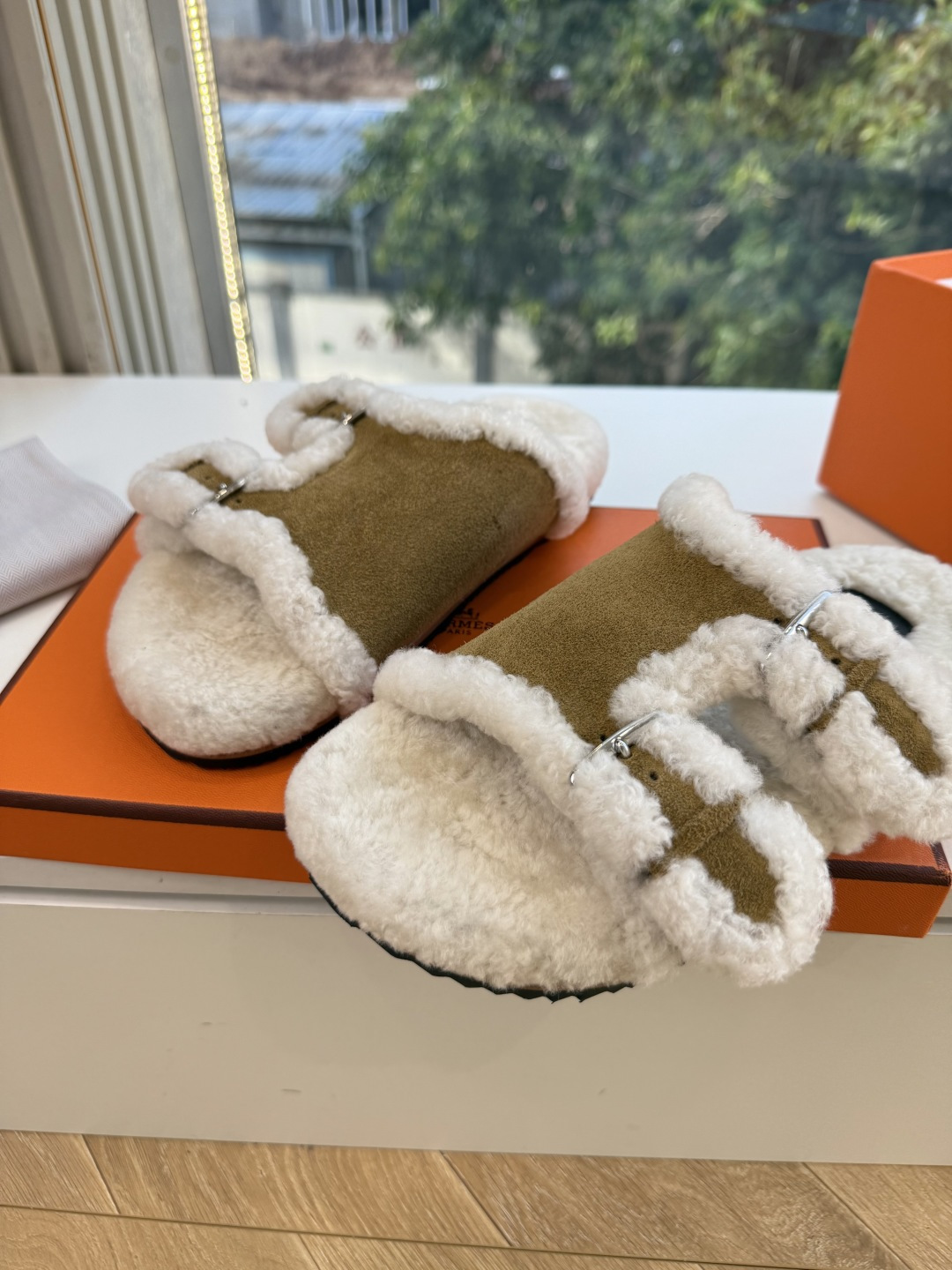 에르메스(HERMES) 시어링 퍼 뮬 슬리퍼 신발