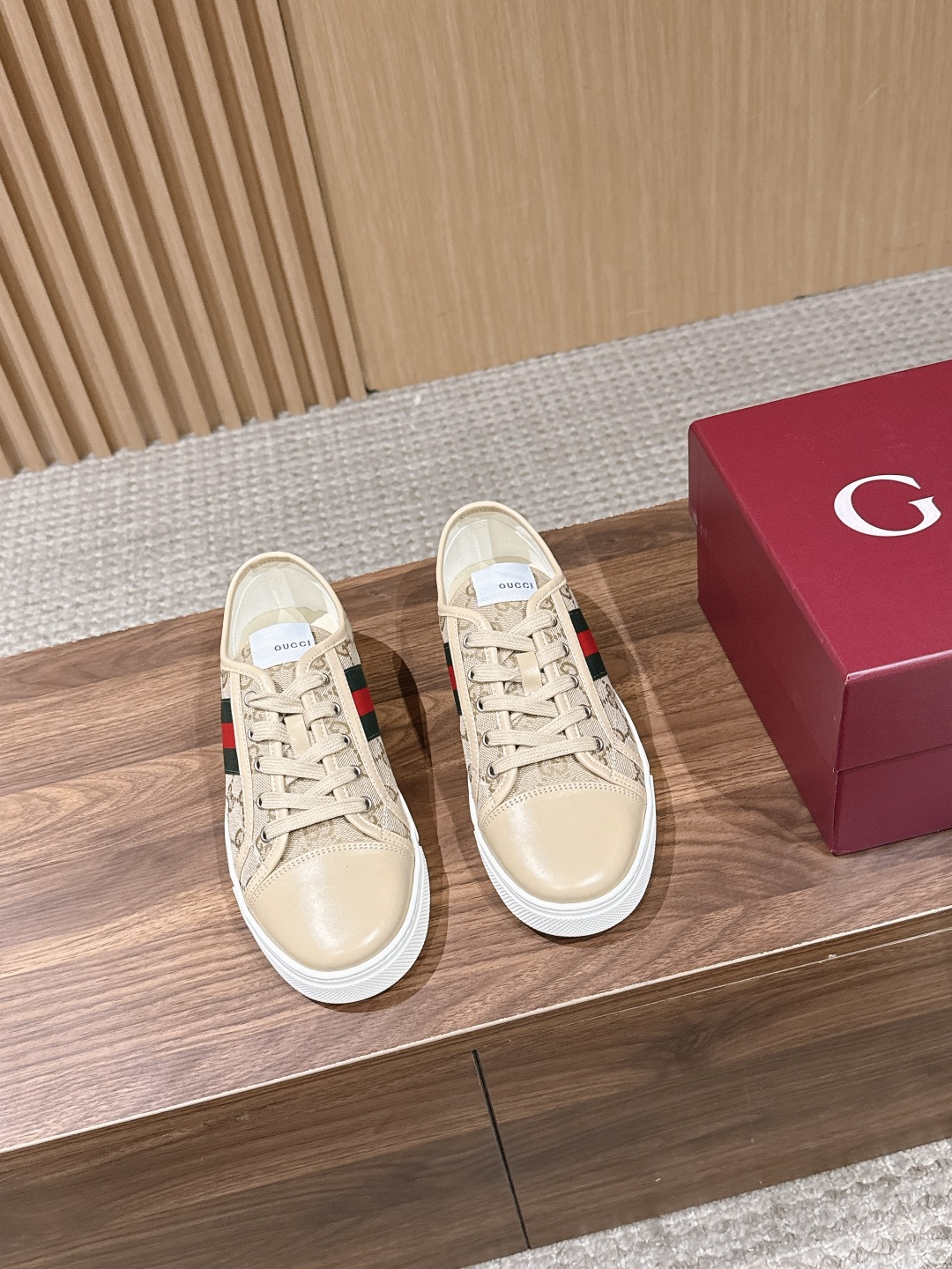 구찌(GUCCI) GG 엠보싱 로우탑 스니커즈 신발