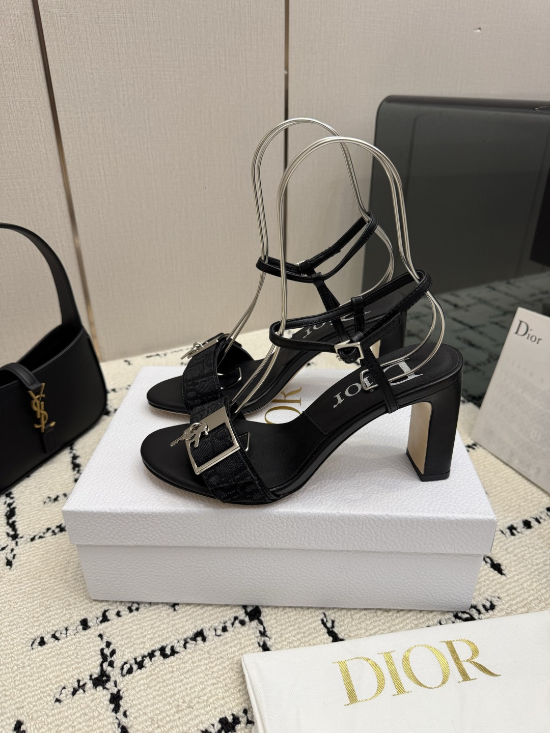 디올(DIOR) 로고 버클 데님 레더 샌들 신발