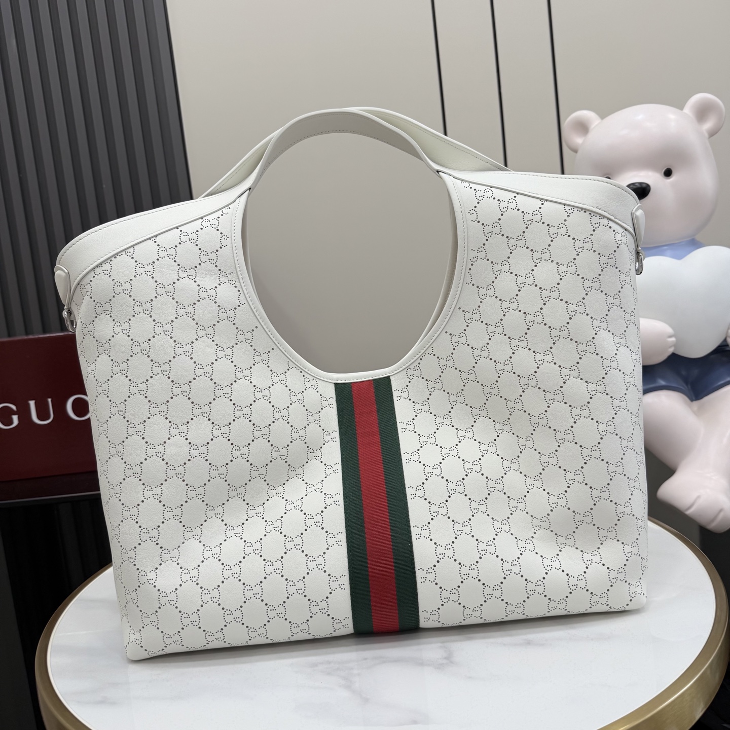 GUCCI 구찌 Generation 제너레이션 GG 질리오(Giglio) 펀칭 레더 토트백 - 라지 가방
